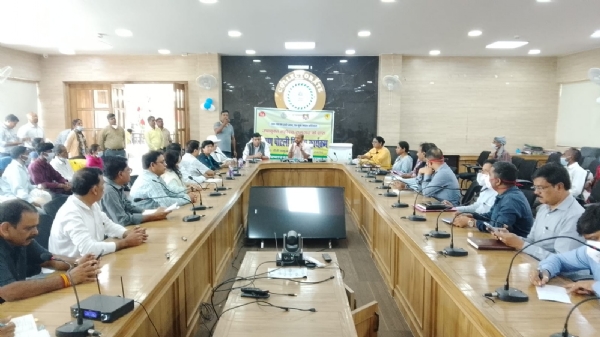बैठक करते अधिकारी