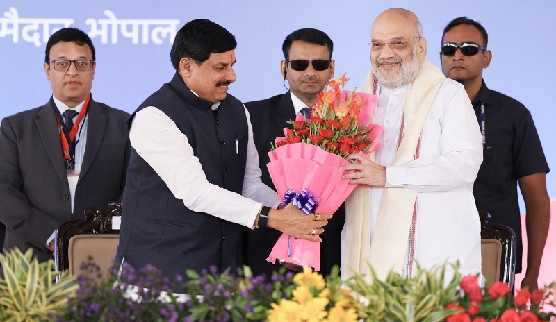 केंद्रीय मंत्री अमित शाह का भोपाल में गोपालक सम्मेलन में स्वागत करते हुए मुख्यमंत्री केंद्रीय मंत्री अमित शाह का भोपाल में गोपालक सम्मेलन में स्वागत करते हुए मुख्यमंत्री