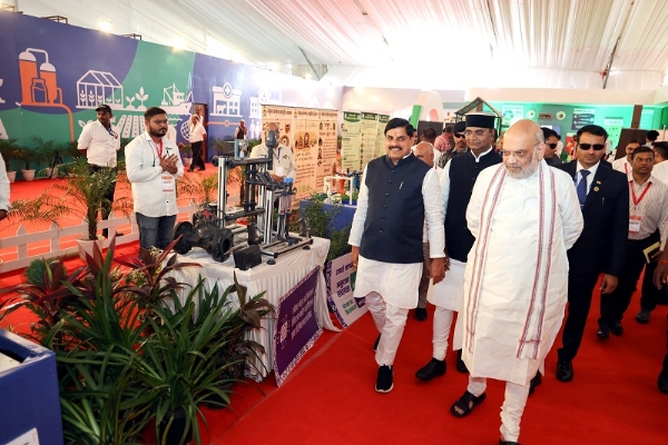 नवीन न्याय संहिताओं पर केंद्रित प्रदर्शनी का अवलोकन करते हुए केन्द्रीय गृह मंत्री अमित शाह