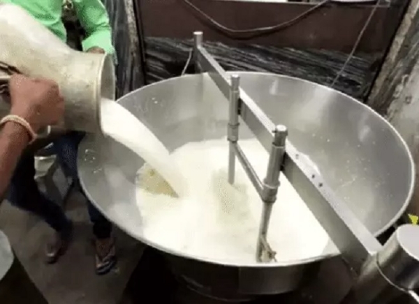 दुकान पर गरम होते हुए दूध (फाइल) दुकान पर गरम होते हुए दूध (फाइल)