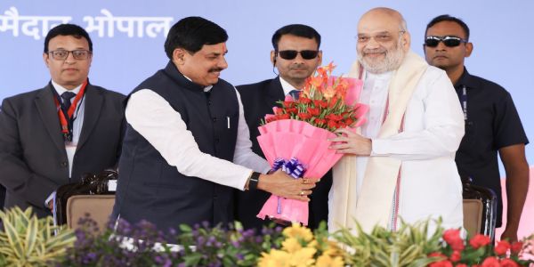 केंद्रीय गृह एवं सहकारिता मंत्री अमित शाह का मुख्यमंत्री डॉ. मोहन यादव ने भोपाल में आयोजित गोपालक सम्मेलन में पुष्प-गुच्छ भेंट कर स्वागत किया। केंद्रीय गृह एवं सहकारिता मंत्री अमित शाह का मुख्यमंत्री डॉ. मोहन यादव ने भोपाल में आयोजित गोपालक सम्मेलन में पुष्प-गुच्छ भेंट कर स्वागत किया।