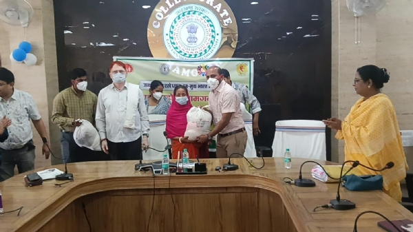 पोषण पोटली का वितरण करते डीसी