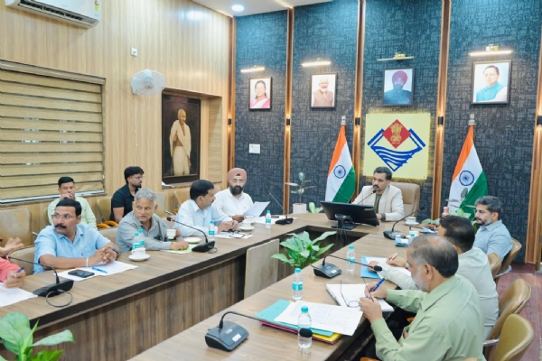 बैठक में जानकारी देते डीएम। बैठक में जानकारी देते डीएम।