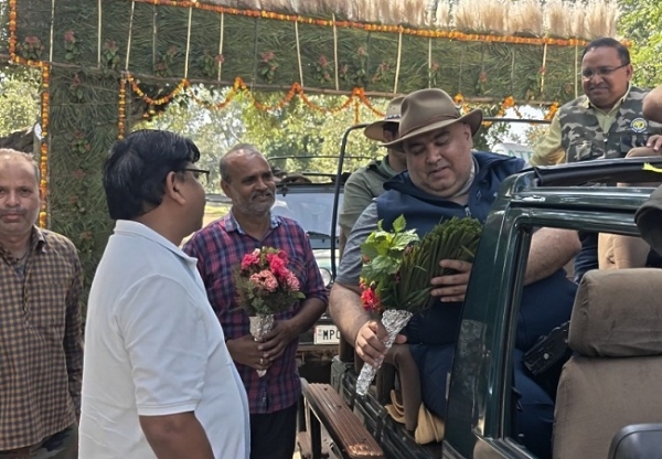 ओलंपियन नीरज चोपड़ा और गगन नारंग का बांधवगढ़ में सफारी के दौरान स्वागत करते हुए अधिकारी