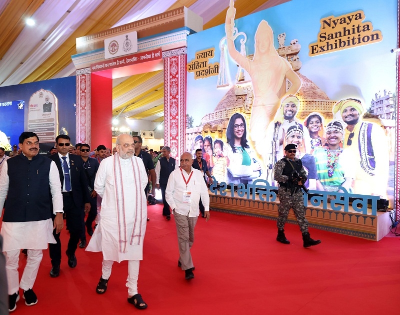 केंद्रीय मंत्री अमित शाह भोपाल में गोपालक सम्मेलन में न्याय संहिता आधारित प्रदर्शनी का अवलोकन करते हुए केंद्रीय मंत्री अमित शाह भोपाल में गोपालक सम्मेलन में न्याय संहिता आधारित प्रदर्शनी का अवलोकन करते हुए