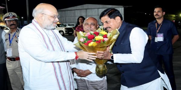 केन्द्रीय मंत्री अमित शाह को भावभीनी विदाई देते हुए मुख्यमंत्री डॉ. यादव केन्द्रीय मंत्री अमित शाह को भावभीनी विदाई देते हुए मुख्यमंत्री डॉ. यादव