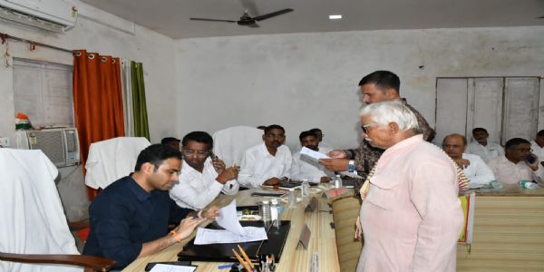 देवरिया ; समस्याओं के निस्तारण में लापरवाही पर होगी कार्रवाई : जिलाधिकारी