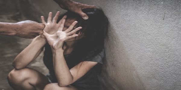छात्रा को मिलने बुलाया, कमरे पर ले गया और तीन साथियों संग किया दुष्कर्म