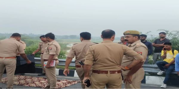खड़ी बस में पीछे से घुसा तेज रफ्तार ट्रक, दो चालकों की मौत