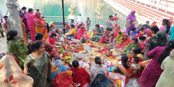 संतान के अच्छे स्वास्थ्य और दीर्घ जीवन के लिए महिलाओं ने रखा निर्जला 