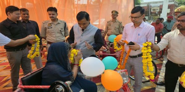औरैया : दिव्यांगजनों को 45 ट्राईसाइकिल समेत 70 सहायक उपकरण बांटे