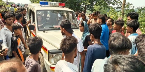 बालू उठाव को लेकर ग्रामीणों की पुलिस से नोकझोंक