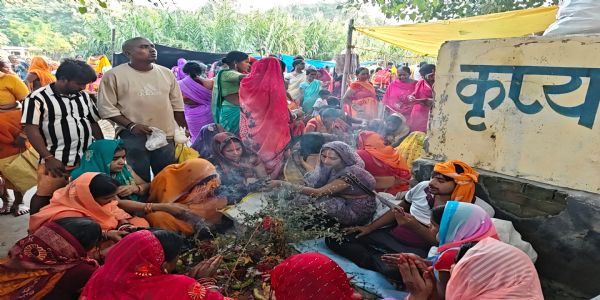 सारण में जीवित्पुत्रिका व्रत पर नदी घाटों पर उमड़ी महिलाओं की भीड़, पुत्रों की दीर्घायु के लिए किया पूजन