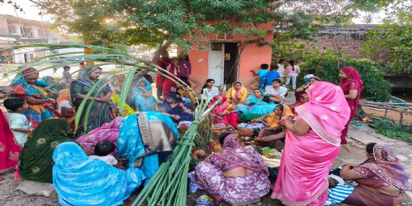 संतान की लंबी उम्र के लिए महिलाओं ने रखा निर्जला व्रत