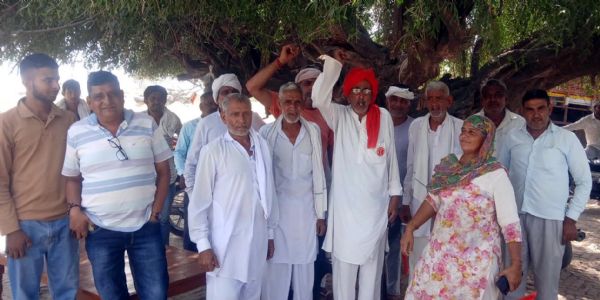 फतेहाबाद : धान की खरीद शुरू करने की मांग पर किसानों ने किया प्रदर्शन