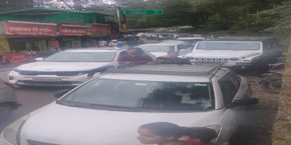 पर्यटन स्थल धनोल्टी में जाम से यात्रियों समेत स्थानीय लोग परेशान