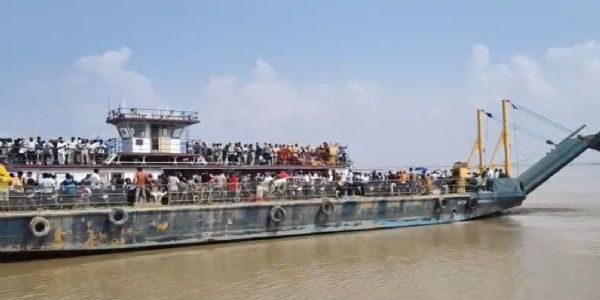 विक्रमशिला सेतु मेगा ब्लॉक: उफनती गंगा में थमी रफ्तार, बदला नावों का समय