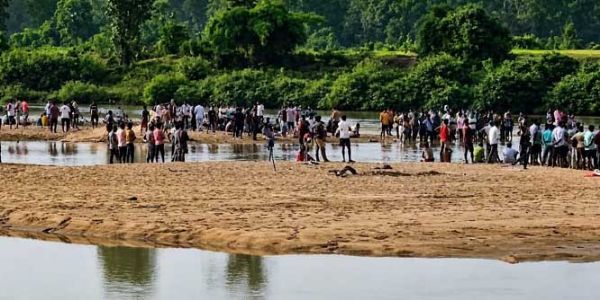 30 घंटे तक चले अभियान के बाद नदी में डूबे दाेनाें छात्राें का शव बरामद