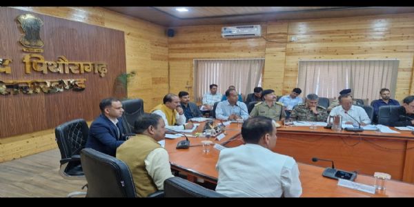 पिथौरागढ़ में सड़क सुधार कार्यों की समीक्षा, भूस्खलन प्रभावित क्षेत्रों के लिए करोड़ों रुपये स्वीकृत