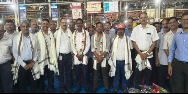 बोनस समझौते के बाद टाटा मोटर्स वर्कर्स यूनियन के पदाधिकारियों का स्वागत
