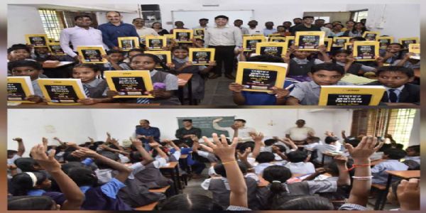 मेधावी बच्चों को मिलीं निःशुल्क पुस्तकें, कलेक्टर ने बढ़ाया हौसला