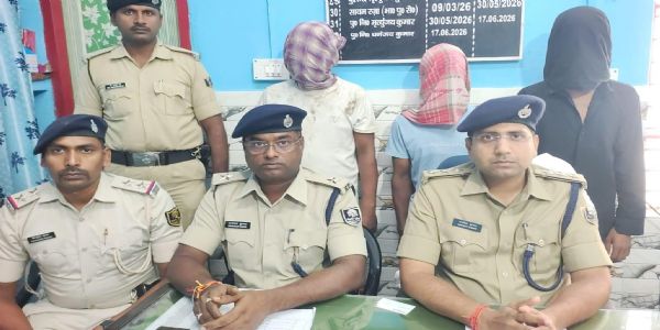 सुलतानगंज में पुलिस की बड़ी कार्रवाई, हथियार के साथ तीन युवक गिरफ्तार