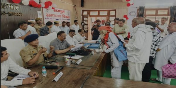 हाथरस : मंडलायुक्त ने सदर तहसील में सुनीं फरियादियों की समस्याएं