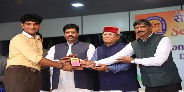 सेवा संकल्प अभियान में मेनन ने विद्यार्थियों को किया प्रोत्साहित