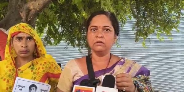 प्रेमानंद आश्रम से लापता हुए युवाओं के परिजनों ने काटा हंगामा, सेवादारों पर अभद्रता का आरोप