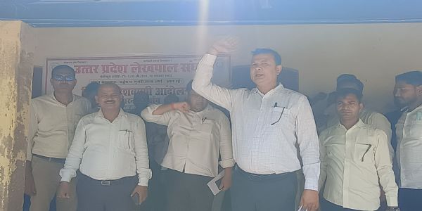 आठ सूत्रीय मांगों को लेकर लेखपालों ने किया तहसील दिवस का बहिष्कार