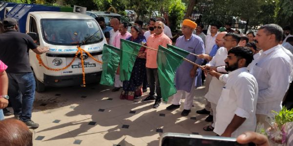 ऑटो टिपर्स को हरी झंडी, एसएचजी को दिए ऋण के चैक