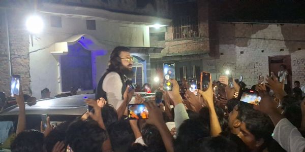 हाईटेंशन तार की चपेट में आने से तीन लोगों की मौत, मृतकों के परिजनों से मिले अब्बास अंसारी ने की 25-25 लाख मुआवजा देने की मांग