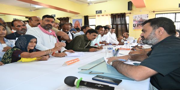संपूर्ण समाधान दिवस में शिकायतों का समयबद्ध और गुणवत्तापूर्ण हाे निस्तारण : जिलाधिकारी