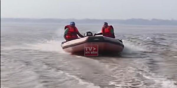 प्रशासनिक रोक बेअसर: महादेवपुर घाट से अवैध रूप से खुली नाव गंगा की तेज धारा में बही