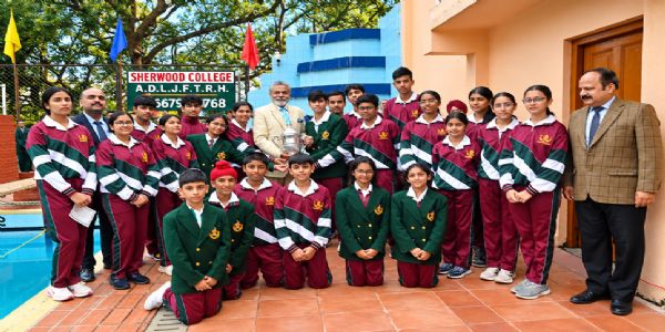 वार्षिक अंतर्सदनीय तैराकी प्रतियोगिता में रॉबिन हुड सदन प्रथम