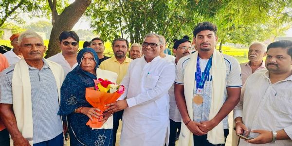 एशियन गेम्स के कांस्य पदक विजेता रोहित यादव के घर पहुंचे राज्यमंत्री गिरीश चंद्र यादव दी बधाई