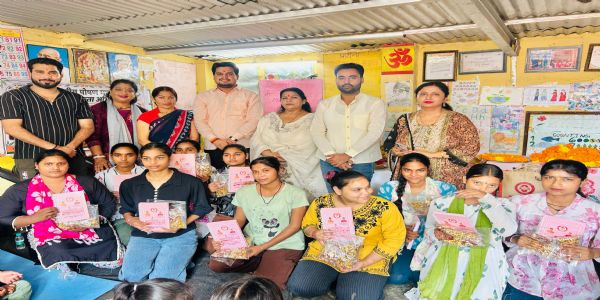 आंगन मिलन सेवा कार्यक्रम में मेयर ने बालिकाओं को वितरित किए पोषण बैग