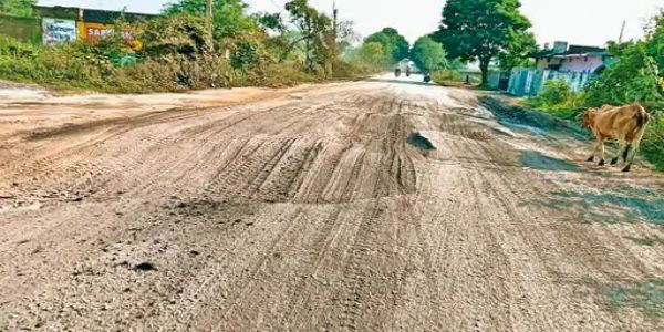 जांजगीर-चांपा-कोरबा मार्ग पर बदहाली, गड्ढों और धूल से राहगीर परेशान
