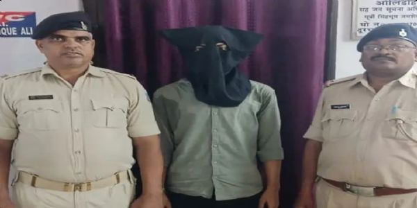 मोबाइल छिनतई का एक आरोपित गिरफ्तार, नाबालिग निरुद्ध