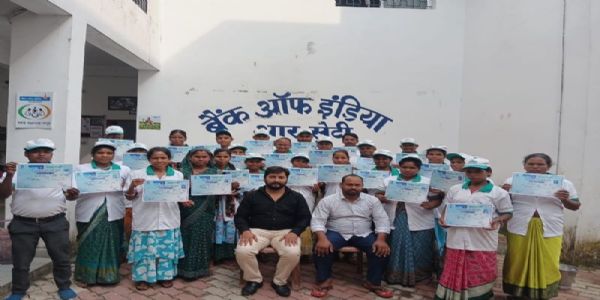 कुक्कुट पालन के प्रशिक्षुओं को मिला प्रमाण पत्र