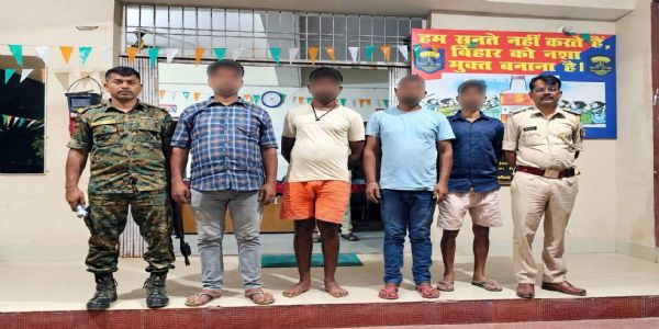 दुर्घटनाग्रस्त ट्रक से शराब लूटने के मामले में चार गिरफ्तार