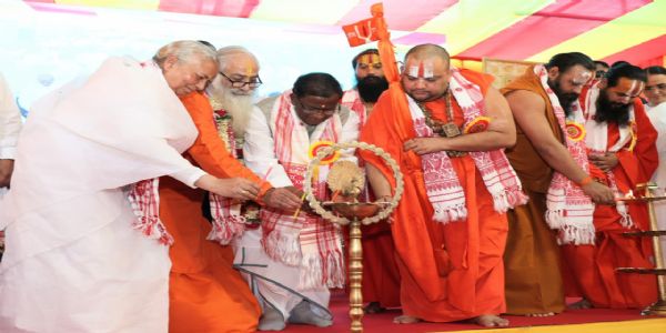 गुवाहाटी में संत महासम्मेलन में शामिल हुए राज्यपाल, बोले- शांतिपूर्ण समाज की नींव है आध्यात्मिक ज्ञान