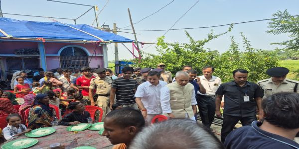 उप मुख्यमंत्री ने सारण तटबंध पर सामुदायिक किचेन एवं स्वास्थ्य कैंप का किया निरीक्षण