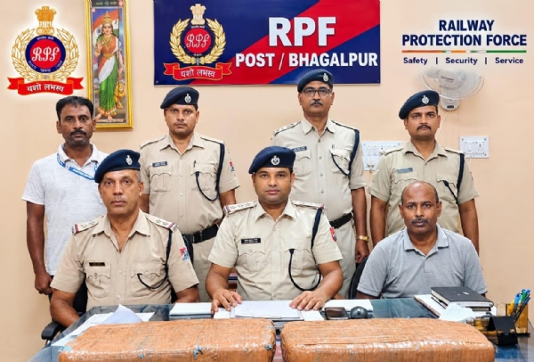 जानकारी देते रेल अधिकारी जानकारी देते रेल अधिकारी