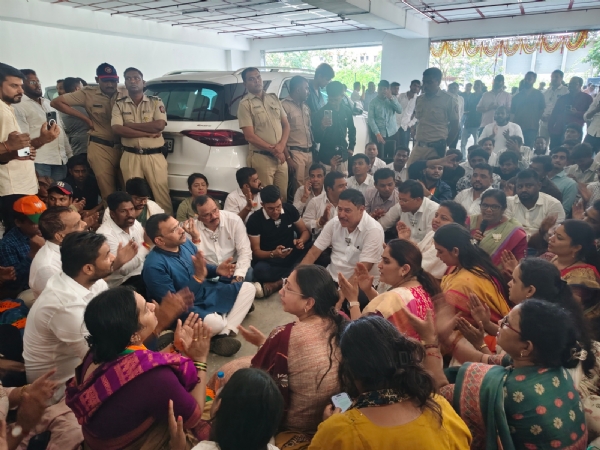 विरोध के दौरान भाजपा नेता। विरोध के दौरान भाजपा नेता।