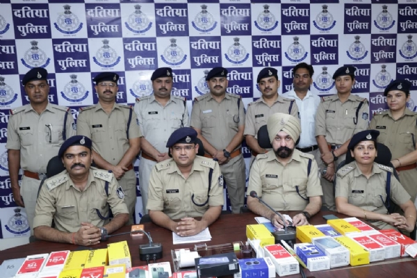 दतिया में 12 घंटे में चोरी का खुलासा, 22.20 लाख का माल बरामद, तीन आरोपित गिरफ्तार दतिया में 12 घंटे में चोरी का खुलासा, 22.20 लाख का माल बरामद, तीन आरोपित गिरफ्तार
