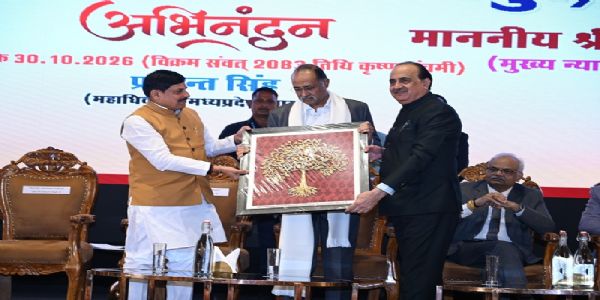 मुख्य न्यायाधीश का अभिनंदन करते हुए मुख्यमंत्री मुख्य न्यायाधीश का अभिनंदन करते हुए मुख्यमंत्री
