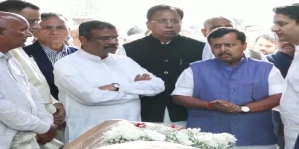 भाजपा अध्यक्ष नितिन नवीन ने एम्स पहुंच कर भाजपा नेता डॉ. आर के सिंहा को दी श्रद्धांजलि भाजपा अध्यक्ष नितिन नवीन ने एम्स पहुंच कर भाजपा नेता डॉ. आर के सिंहा को दी श्रद्धांजलि