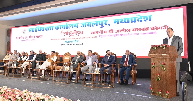 अभिनंदन समारोह को संबोधित करते हुए मुख्य न्यायाधीश अभिनंदन समारोह को संबोधित करते हुए मुख्य न्यायाधीश