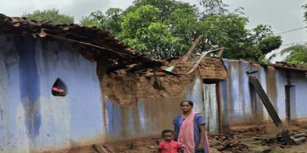 चक्रवाती तूफान की बारिश से राजापारोम गांव में तीन कच्चे मकान ढहे, बेघर हुए परिवार